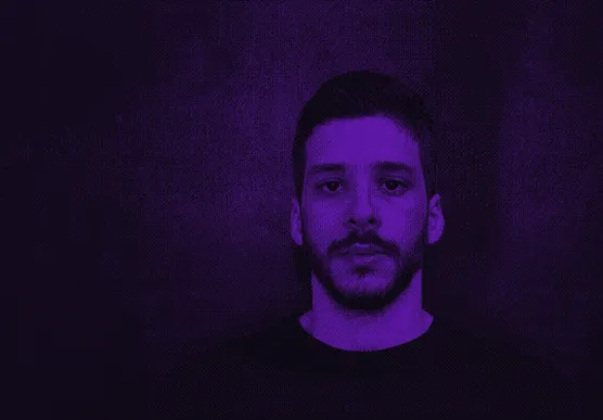 Uma foto minha com uma coloração roxa, olhando para frente, com um fundo sólido.